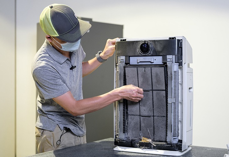 Tháo vệ sinh máy lọc không khí