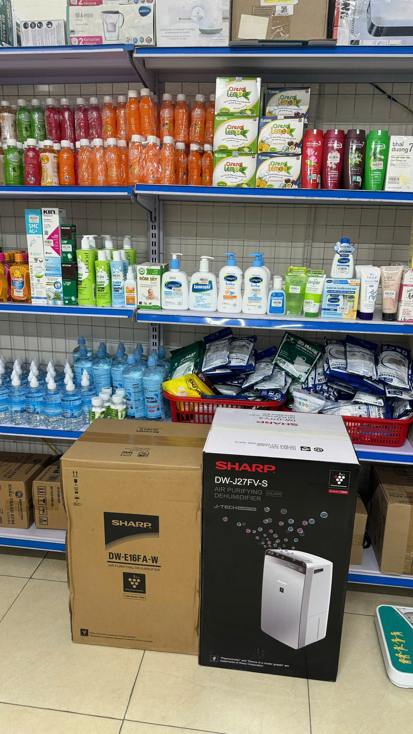 khách lựa chọn máy lọc không khí hút ẩm J27 và E16